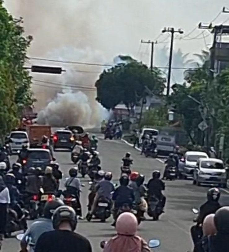 Mobil Damkar Berasap Tebal di Jalan Sudirman, Arus Lalu Lintas Macet 30 Menit