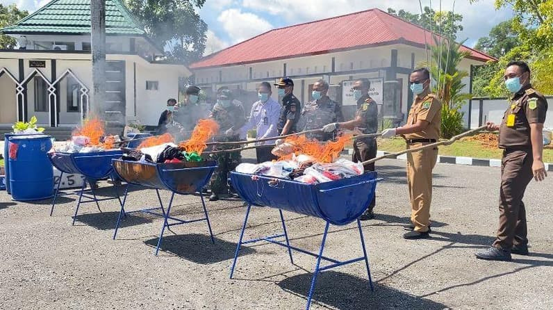 Kejari Nunukan Musnahkan 25,5 Ton Pupuk dan Ratusan Barang Bukti dari 151 Perkara